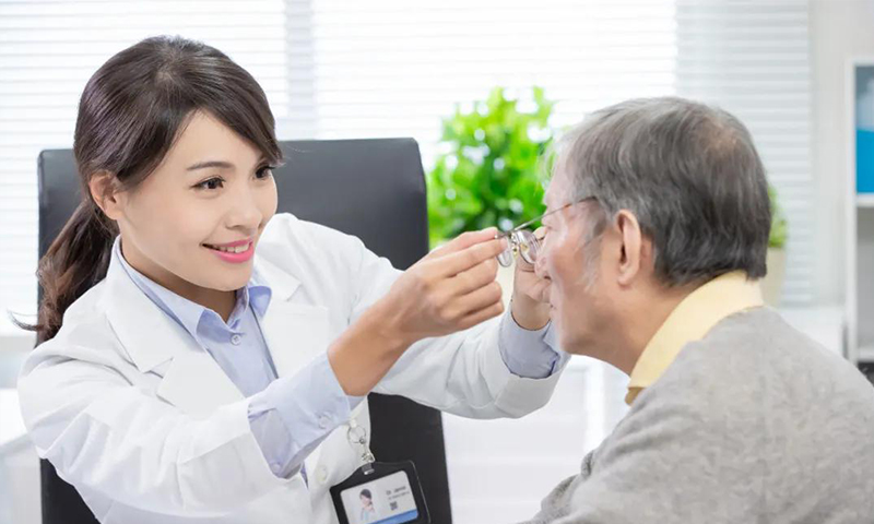 剛進入40歲，你能接受戴老花鏡嗎？