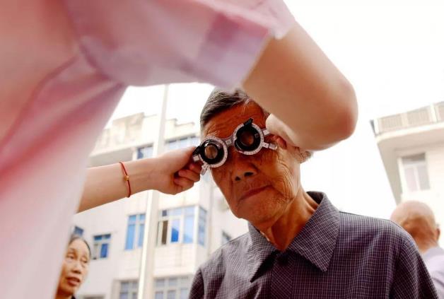 　漸進多焦鏡，三個光區(qū)完美結(jié)合，一鏡解決看遠看近