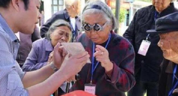 街邊買老花鏡圖便宜 街邊買老花鏡圖便宜